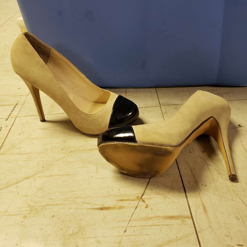 Black and tan dress ahoe